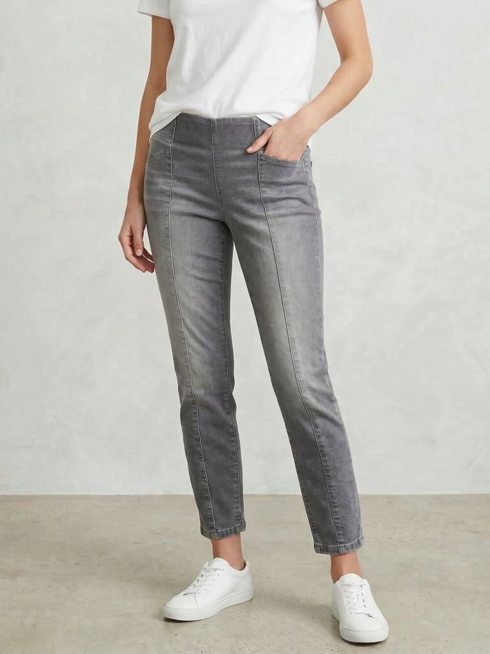 Simply Vera Vera Wang Pull-On Charcoal Cropped Jeans - Size 6
